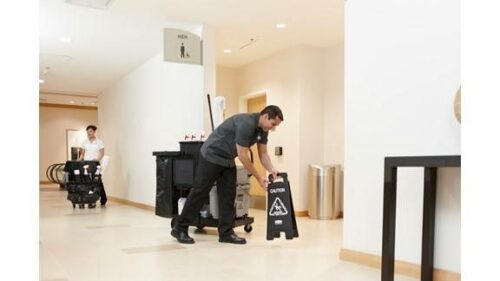 SEÑAL DE PRECAUCIÓN NEGRA PARA PISO | Rubbermaid