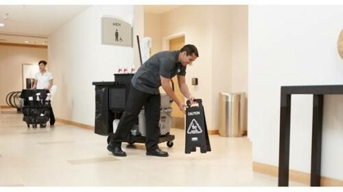 SEÑAL DE PRECAUCIÓN NEGRA PARA PISO | Rubbermaid